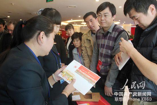 中外記者正在選購十八大紀念郵票