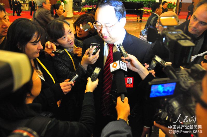 11月8日，十八大開幕式結(jié)束后記者“圍堵”代表採訪。人民網(wǎng)記者 曹華攝