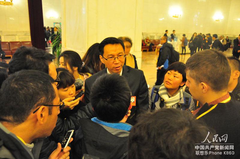 11月8日，十八大開幕式結束后記者“圍堵”代表採訪。人民網記者 曹華攝