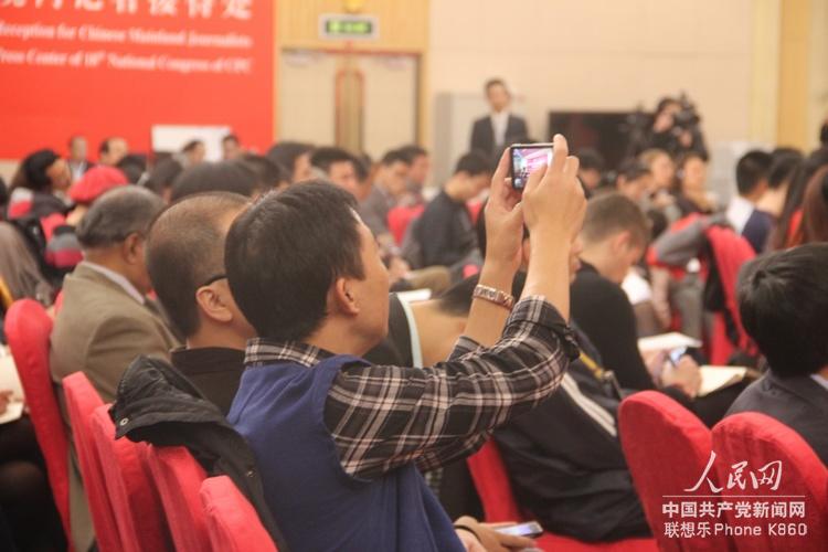 記者在現場拍照（人民網記者 毛雷 攝）