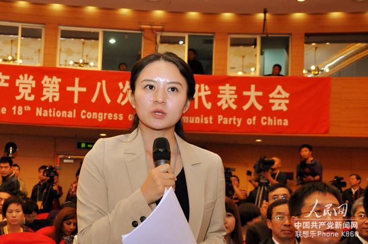 中國教育電視臺記者現場提問（人民網 張啟川 攝）