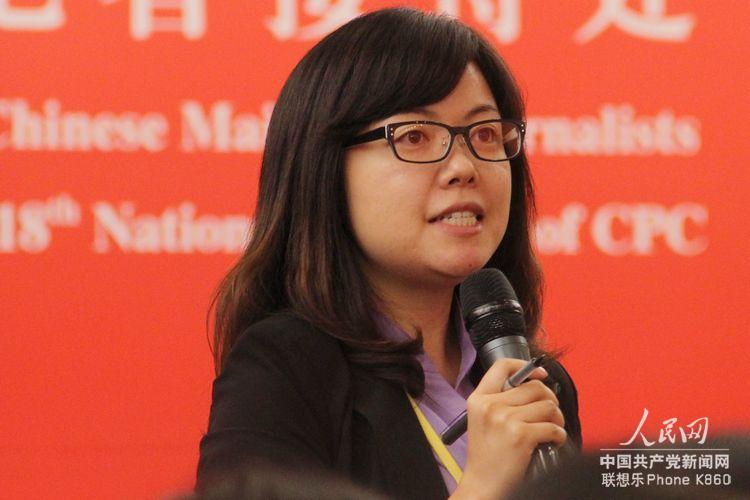 中央人民廣播電臺和中國廣播網記者現場提問（人民網 張啟川 攝）
