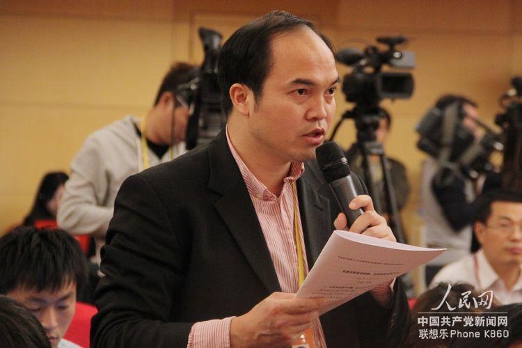 瑞典《北歐時報》記者現場提問。（人民網記者 毛雷 攝）