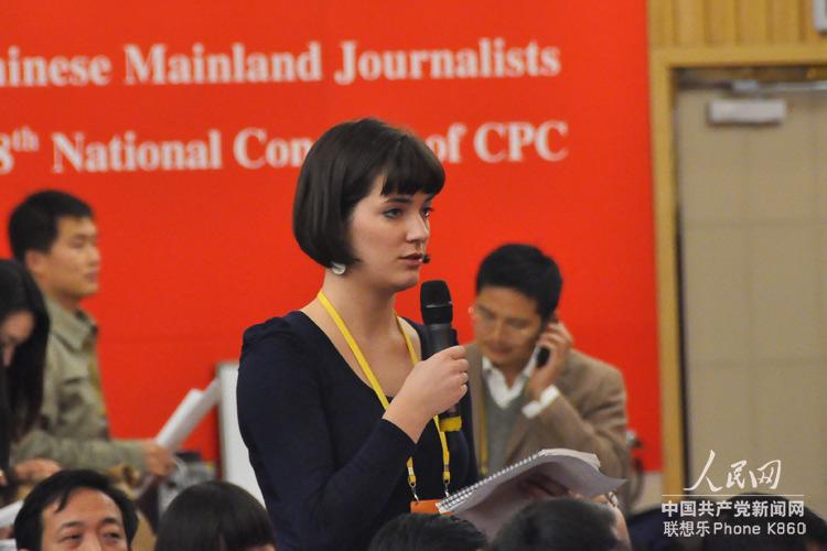 澳大利亞環球凱歌國際傳媒記者現場提問（人民網 張啟川 攝）