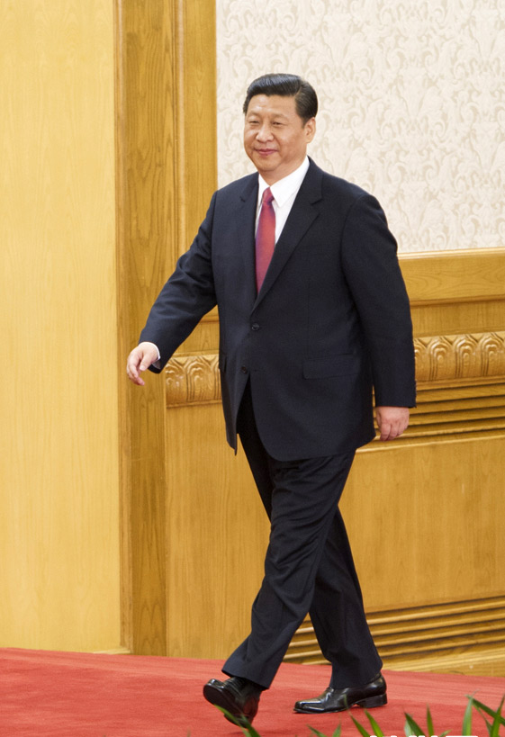     11月15日，剛剛在中共十八屆一中全會上當選的中共中央總書記習近平和中央政治局常委李克強、張德江、俞正聲、劉雲山、王岐山、張高麗在北京人民大會堂同採訪十八大的中外記者親切見面。這是習近平總書記步入會場。新華社記者黃敬文攝 