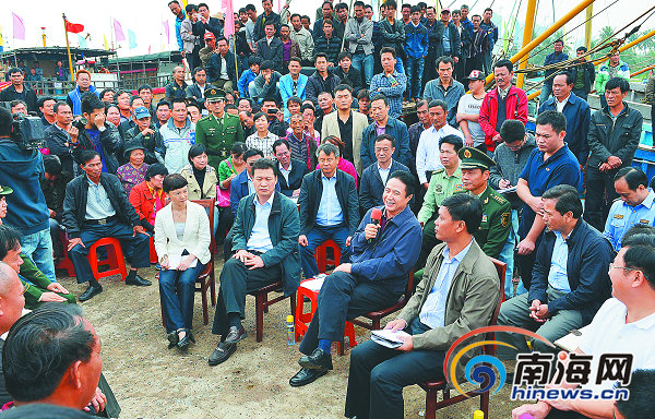 羅保銘在海南瓊海市潭門鎮(zhèn)宣講十八大精神紀(jì)實