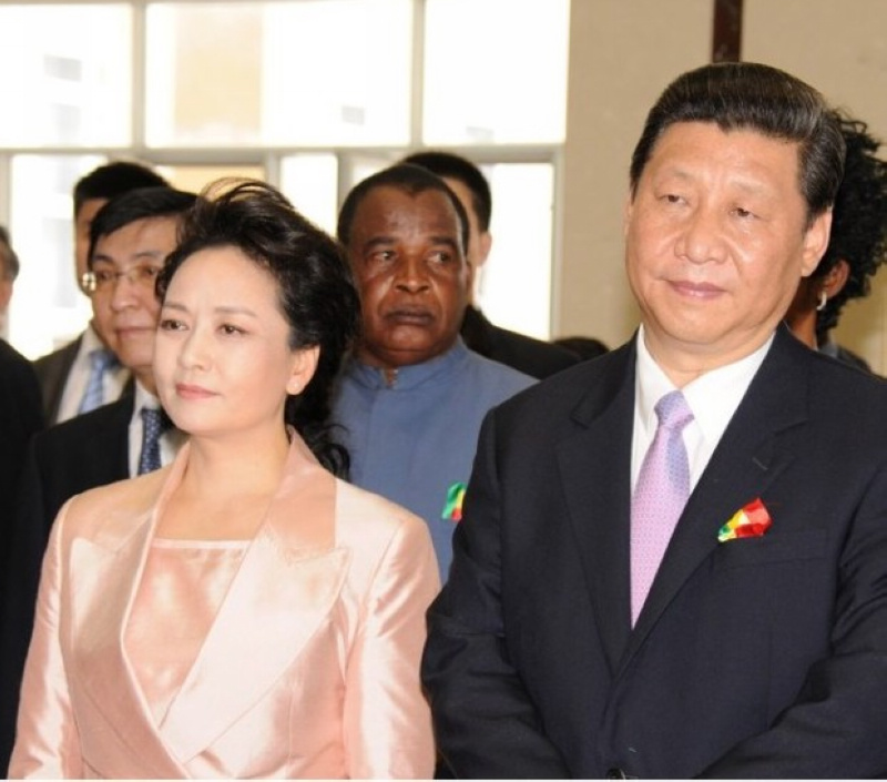 3月30日，國家主席習近平和夫人彭麗媛在布拉柴維爾出席恩古瓦比大學圖書館啟用和中國館揭牌儀式。