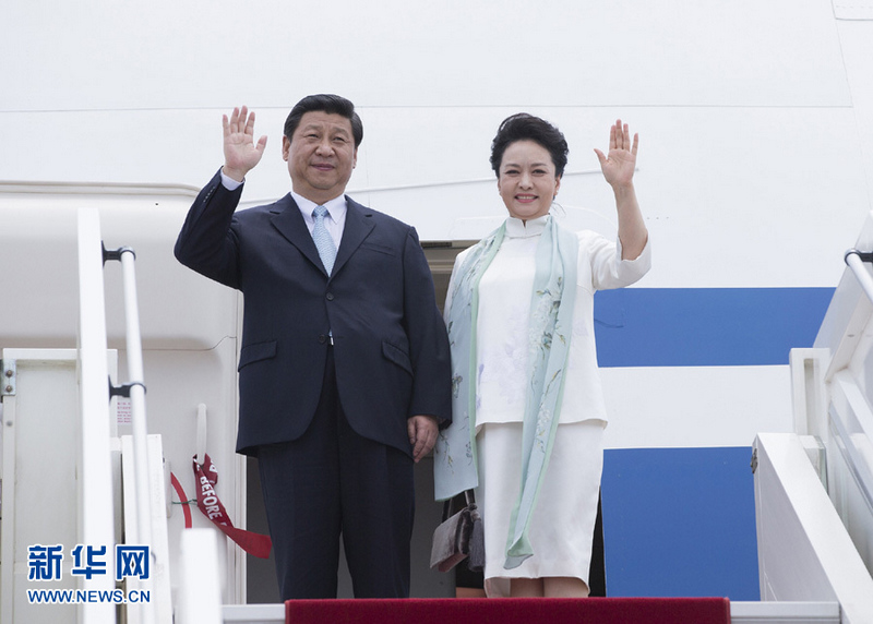 3月29日，國家主席習(xí)近平抵達(dá)布拉柴維爾，開始對(duì)剛果共和國進(jìn)行國事訪問。這是習(xí)近平與夫人彭麗媛向歡迎人群揮手致意。 （新華社記者 蘭紅光 攝）
