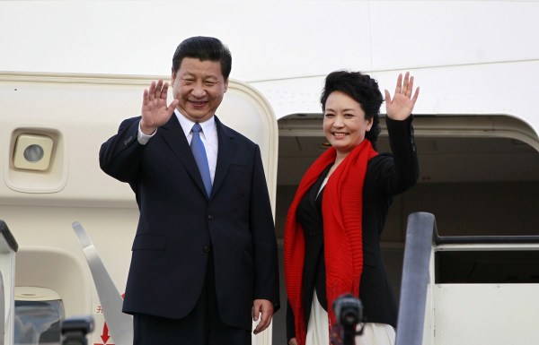當(dāng)?shù)貢r間3月25日，習(xí)近平一行離開坦桑尼亞前往南非，坦總統(tǒng)在機場送別。