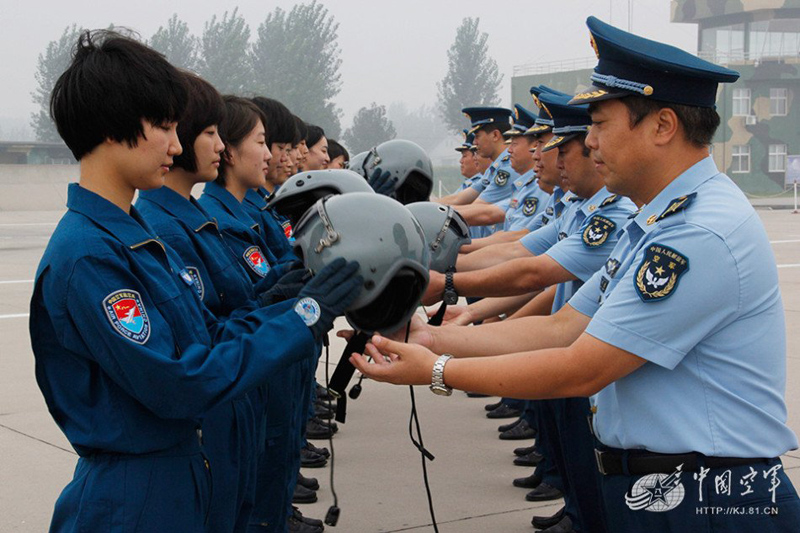 有時她們會發出這樣的疑問:自己這樣付出到底收獲了什么?她們在5年的軍旅生涯、5年的矢志飛翔中找到答案:自己駕駛戰鷹翱翔祖國領空,守護人民的和平安寧。女飛行員,不僅是一個光榮的稱謂,奮飛的翅膀上還托舉著沉甸甸的責任。圖為旅領導為新學員佩戴飛行頭盔(董亞新 攝)