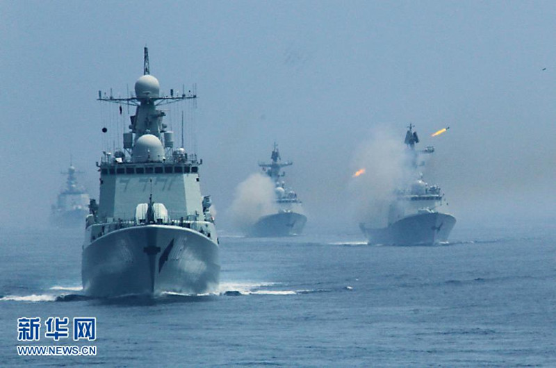 7月10日,在“海上聯(lián)合—2013”中俄海上聯(lián)演中,中國海軍艦艇編隊進入實際使用武器演習(xí)海域。當日,參加中俄“海上聯(lián)合—2013”實兵演習(xí)任務(wù)的艦艇編隊,在俄羅斯彼得大帝灣成功進行了對海、對空和對潛實兵實彈射擊演練。隨后,參加實兵演習(xí)任務(wù)的戰(zhàn)艦組成單縱隊駛?cè)腩A(yù)定海域,來自中俄雙方的13艘艦艇和3架飛機接受了閱兵艦——俄海軍太平洋艦隊旗艦“瓦良格”號導(dǎo)彈巡洋艦的檢閱,至此,中俄“海上聯(lián)合—2013”演練實兵演習(xí)任務(wù)正式結(jié)束。新華社記者 查春明攝