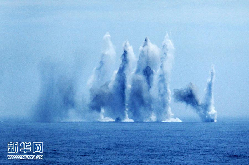 7月10日,在“海上聯合—2013”中俄海上聯演中,中國海軍艦艇編隊進入實際使用武器演習海域。當日,參加中俄“海上聯合—2013”實兵演習任務的艦艇編隊,在俄羅斯彼得大帝灣成功進行了對海、對空和對潛實兵實彈射擊演練。隨后,參加實兵演習任務的戰艦組成單縱隊駛入預定海域,來自中俄雙方的13艘艦艇和3架飛機接受了閱兵艦——俄海軍太平洋艦隊旗艦“瓦良格”號導彈巡洋艦的檢閱,至此,中俄“海上聯合—2013”演練實兵演習任務正式結束。新華社記者 查春明攝