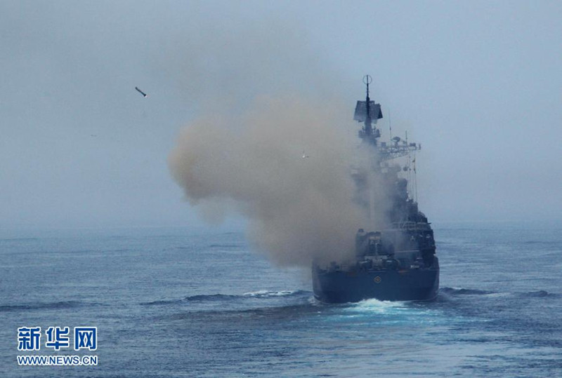 7月10日,在“海上聯(lián)合—2013”中俄海上聯(lián)演中,中國(guó)海軍艦艇編隊(duì)進(jìn)入實(shí)際使用武器演習(xí)海域。當(dāng)日,參加中俄“海上聯(lián)合—2013”實(shí)兵演習(xí)任務(wù)的艦艇編隊(duì),在俄羅斯彼得大帝灣成功進(jìn)行了對(duì)海、對(duì)空和對(duì)潛實(shí)兵實(shí)彈射擊演練。隨后,參加實(shí)兵演習(xí)任務(wù)的戰(zhàn)艦組成單縱隊(duì)駛?cè)腩A(yù)定海域,來(lái)自中俄雙方的13艘艦艇和3架飛機(jī)接受了閱兵艦——俄海軍太平洋艦隊(duì)旗艦“瓦良格”號(hào)導(dǎo)彈巡洋艦的檢閱,至此,中俄“海上聯(lián)合—2013”演練實(shí)兵演習(xí)任務(wù)正式結(jié)束。新華社記者 查春明攝