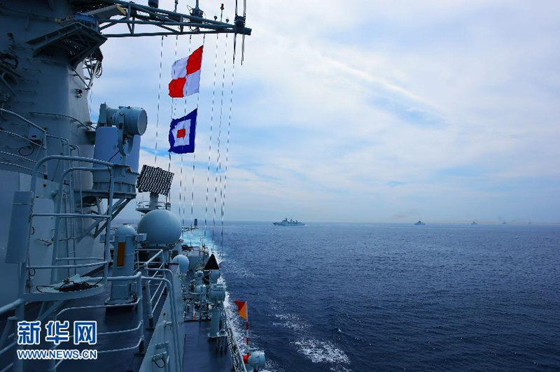 7月10日,在“海上聯(lián)合—2013”中俄海上聯(lián)演中,中國海軍艦艇編隊進入實際使用武器演習海域。當日,參加中俄“海上聯(lián)合—2013”實兵演習任務的艦艇編隊,在俄羅斯彼得大帝灣成功進行了對海、對空和對潛實兵實彈射擊演練。隨后,參加實兵演習任務的戰(zhàn)艦組成單縱隊駛?cè)腩A定海域,來自中俄雙方的13艘艦艇和3架飛機接受了閱兵艦——俄海軍太平洋艦隊旗艦“瓦良格”號導彈巡洋艦的檢閱,至此,中俄“海上聯(lián)合—2013”演練實兵演習任務正式結(jié)束。新華社記者 查春明攝