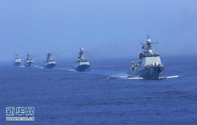 7月10日,在“海上聯(lián)合—2013”中俄海上聯(lián)演中,中國海軍艦艇編隊進入實際使用武器演習海域。當日,參加中俄“海上聯(lián)合—2013”實兵演習任務的艦艇編隊,在俄羅斯彼得大帝灣成功進行了對海、對空和對潛實兵實彈射擊演練。隨后,參加實兵演習任務的戰(zhàn)艦組成單縱隊駛入預定海域,來自中俄雙方的13艘艦艇和3架飛機接受了閱兵艦——俄海軍太平洋艦隊旗艦“瓦良格”號導彈巡洋艦的檢閱,至此,中俄“海上聯(lián)合—2013”演練實兵演習任務正式結束。新華社記者 查春明攝