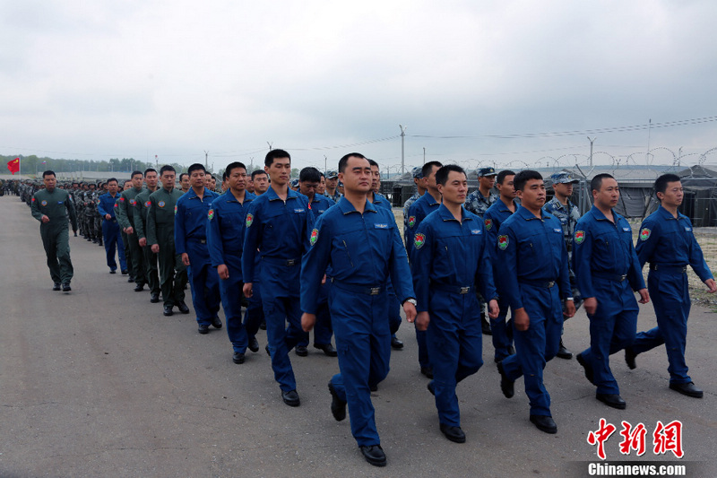 8月3日,“和平使命-2013”中俄聯(lián)合反恐軍事演習(xí)聯(lián)合導(dǎo)演部在設(shè)于俄羅斯中部軍區(qū)切巴爾庫爾合同訓(xùn)練場內(nèi)的野營村舉行開營儀式。圖為航空兵部隊官兵在開營儀式上。中新社發(fā) 李祥輝 攝