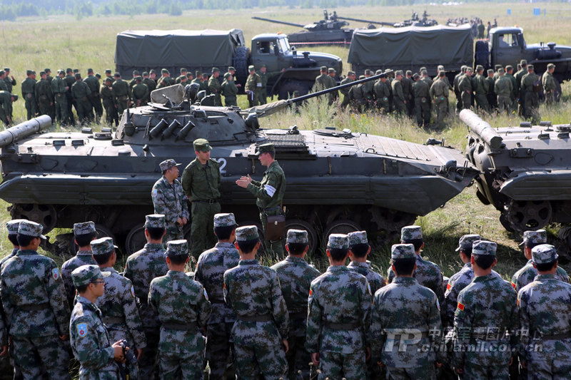 “和平使命—2013”中俄聯(lián)合反恐軍事演習(xí),戰(zhàn)役籌劃開始,部隊(duì)訓(xùn)練在切巴爾庫爾綜合訓(xùn)練場展開。8月5日,雙方參演部隊(duì)組織了臨戰(zhàn)安全協(xié)同,就實(shí)兵、實(shí)裝、實(shí)彈中傷員救護(hù)、通過雷區(qū)、單兵防護(hù)、實(shí)彈射擊、裝備搶修、彈種識(shí)別、反恐行動(dòng)、戰(zhàn)術(shù)協(xié)同等10方面的安全要素逐一進(jìn)行協(xié)同,為下一步聯(lián)合反恐打下了良好的基礎(chǔ)。