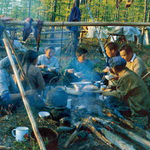 劉雲(yún)山同志照片集            1981年秋，劉雲(yún)山（中）作為新華社記者在內(nèi)蒙古敖魯古雅採(cǎi)訪時(shí)與鄂溫克獵民促膝交談。