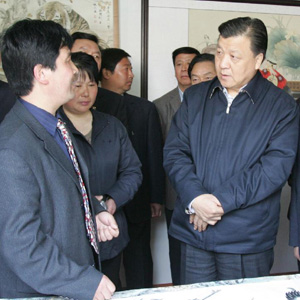 劉雲(yún)山同志照片集            2007年4月7日，劉雲(yún)山在河南省民權(quán)縣王公莊村畫(huà)虎村調(diào)研時(shí)，在該村“四大虎王”之一王建民的畫(huà)室裡了解村民從事繪畫(huà)產(chǎn)業(yè)情況。