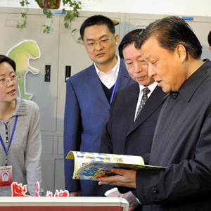 劉雲(yún)山同志照片集            2009年3月22日，時(shí)任中共中央政治局委員、中央書(shū)記處書(shū)記、中宣部部長(zhǎng)的劉雲(yún)山在山東出版集團(tuán)公司調(diào)研，了解轉(zhuǎn)制為企業(yè)后的出版單位的情況。