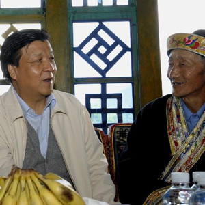 劉雲(yún)山同志照片集            2010年7月17日，劉雲(yún)山在西藏自治區(qū)林芝縣魯朗鎮(zhèn)與平措一家親切交談。