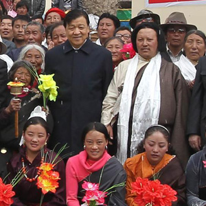 劉雲(yún)山同志照片集            2011年4月14日，劉雲(yún)山在青海省玉樹(shù)縣結(jié)古鎮(zhèn)考察災(zāi)后重建項(xiàng)目后與災(zāi)區(qū)群眾合影。