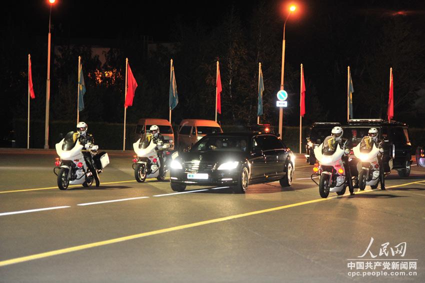 習(xí)近平主席車隊離開阿斯塔納機場