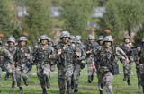 帶兵戰(zhàn)士進(jìn)行武裝奔襲訓(xùn)練