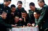 同戰(zhàn)友一起下棋