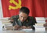 愛(ài)黨忠誠(chéng)篇：“小結(jié)巴”成了“理論星”
　　“天藍(lán)了，水綠了，路寬了，錢多了，房子越蓋越漂亮了……”2011年的一天，旅里組織理論骨干授課比武。