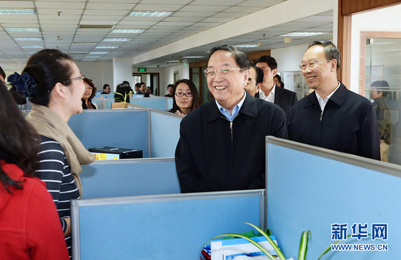 4月3日，中共中央政治局常委、全國(guó)政協(xié)主席俞正聲在人民政協(xié)報(bào)社調(diào)研。這是俞正聲在觀看人民政協(xié)網(wǎng)網(wǎng)頁(yè)演示。 新華社記者李濤攝