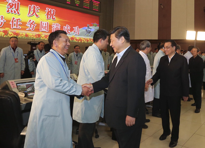 2013年12月15日，中共中央總書記、國家主席、中央軍委主席習近平，中共中央政治局常委、國務院總理李克強到北京航天飛行控制中心觀看嫦娥三號著陸器、巡視器互拍成像，向全體參研參試人員表示熱烈祝賀和誠摯慰問。新華社記者 丁 林攝