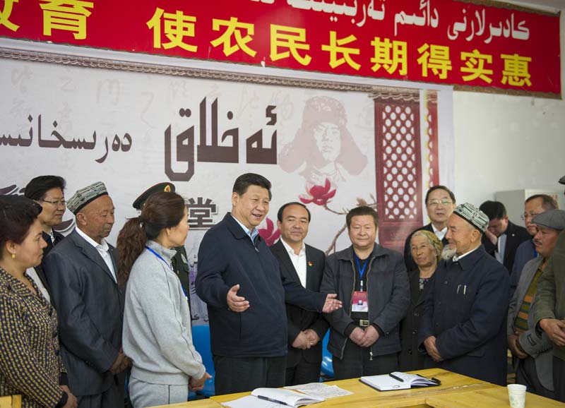 4月27日至30日，中共中央總書記、國家主席、中央軍委主席習近平在新疆考察。這是4月28日上午，習近平在疏附縣托克扎克鎮阿亞格曼干村與村民交談。新華社記者 謝環馳 攝