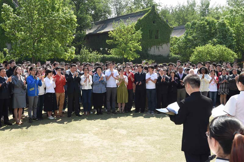 5月4日，中共中央總書記、國家主席、中央軍委主席習近平在北京大學考察。這是習近平在校園觀看北大師生紀念五四運動95周年青春詩會。新華社記者馬佔成攝