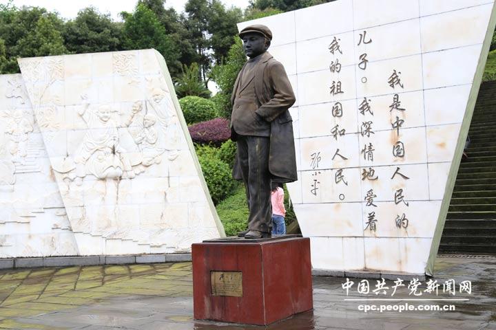 廣安中學內的鄧小平雕塑（人民網張湘憶/攝）