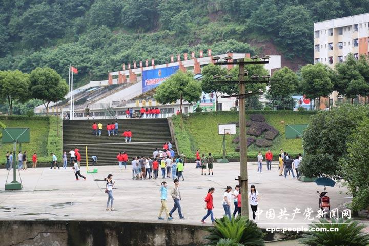 學生利用課間休息在操場活動（人民網張湘憶/攝）