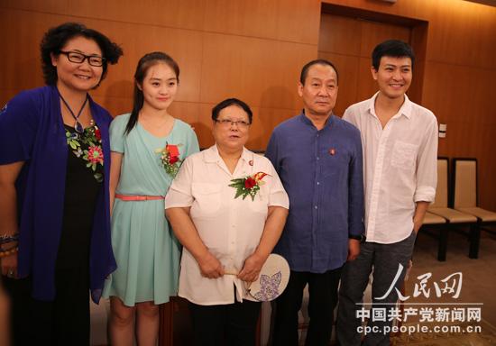鄧林與《歷史轉(zhuǎn)折中的鄧小平》主演馬少驊、薩日娜等演員合影。