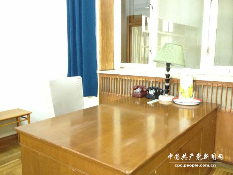鄧小平北京故居辦公桌復原場景（人民網記者趙晶 攝）