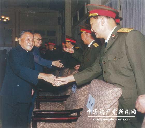1988年9月，鄧小平與李先念等接見(jiàn)第一排被授予上將軍銜的17位將軍