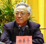 中央黨校原副校長
楊春貴

學習馬克思主義哲學首先是堅定理想信念的需要

馬克思主義哲學揭示了客觀世界，特別是人類世界發展的規律。沒有馬克思主義哲學就沒有科學社會主義，從而也就不可能有中國特色的社會主義。所以我們要堅定理想信念，我認為首先第一條要打好哲學的功底。
