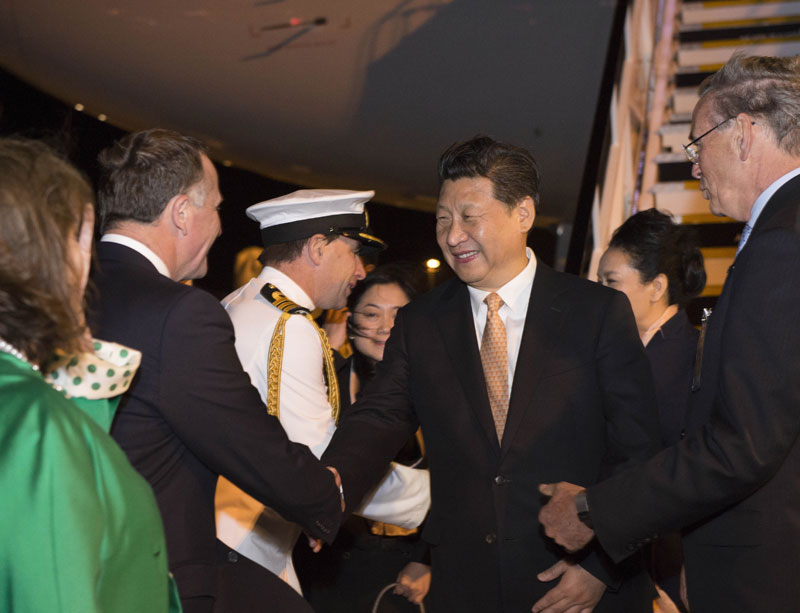 11月19日，國家主席習(xí)近平抵達奧克蘭，應(yīng)新西蘭總督邁特帕裡和總理約翰·基邀請，開始對新西蘭進行國事訪問。這是在奧克蘭國際機場，習(xí)近平和夫人彭麗媛受到新西蘭總督代表沃克、總理約翰·基夫婦、奧克蘭市長布朗熱情迎接。新華社記者 李學(xué)仁 攝