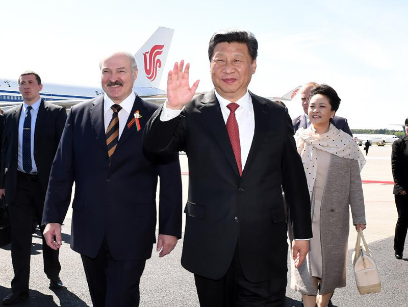 5月10日，國(guó)家主席習(xí)近平抵達(dá)白俄羅斯首都明斯克，開(kāi)始對(duì)白俄羅斯進(jìn)行國(guó)事訪問(wèn)。白俄羅斯總統(tǒng)盧卡申科偕白俄羅斯政府高級(jí)官員到機(jī)場(chǎng)迎接習(xí)近平和夫人彭麗媛。新華社記者 饒愛(ài)民 攝