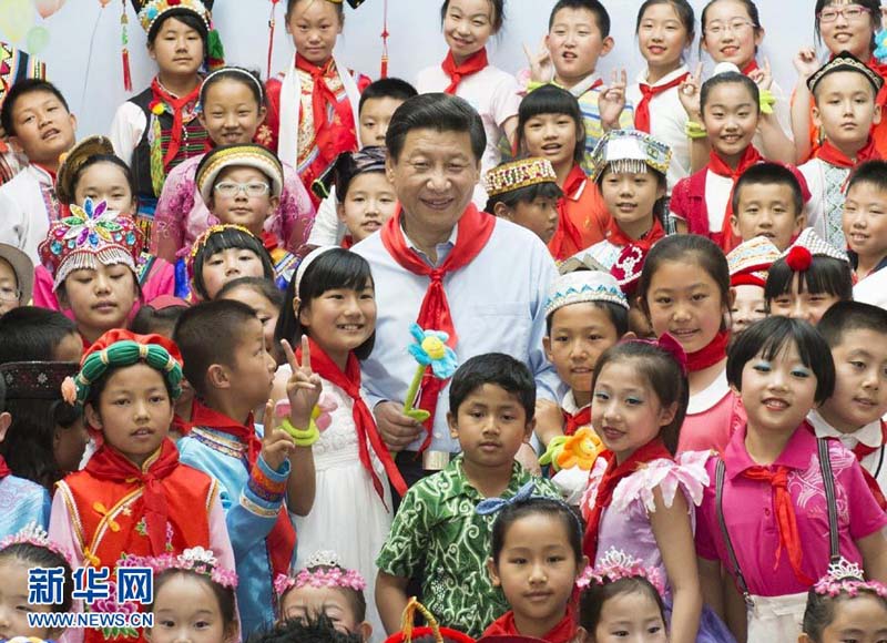 2013年5月29日，習近平在北京市少年宮參加“快樂童年放飛希望”主題隊日活動。 這是習近平同孩子們合影。新華社記者李學仁攝