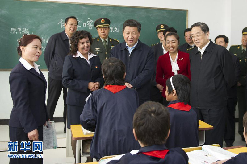 2014年4月27日至30日，習近平在新疆考察。這是4月28日上午，習近平在疏附縣托克扎克鎮中心小學與六年級一班的學生交談。新華社記者謝環馳攝