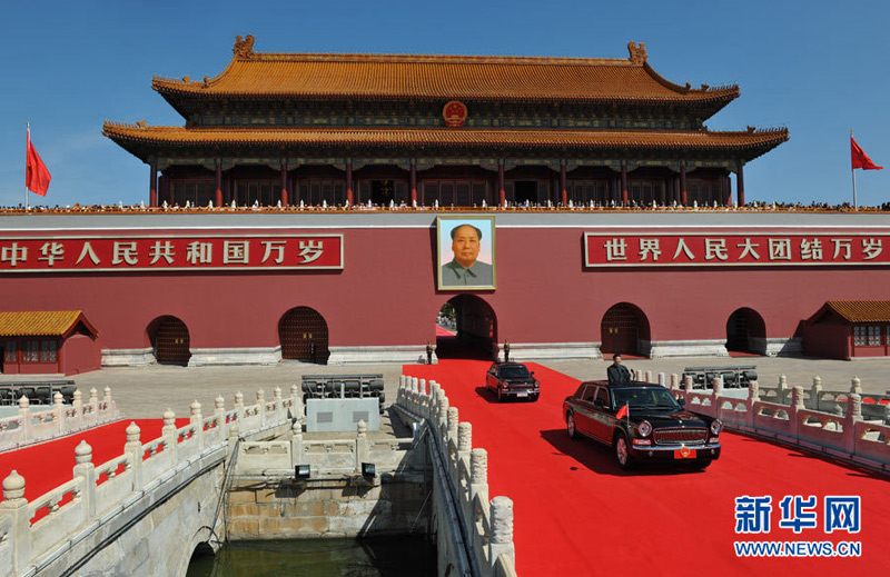 9月3日，紀(jì)念中國人民抗日戰(zhàn)爭暨世界反法西斯戰(zhàn)爭勝利70周年大會(huì)在北京天安門廣場隆重舉行。這是中共中央總書記、國家主席、中央軍委主席習(xí)近平乘檢閱車經(jīng)過金水橋。新華社記者張軍攝