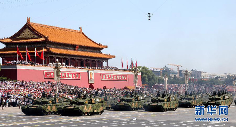 9月3日，中國(guó)人民抗日戰(zhàn)爭(zhēng)暨世界反法西斯戰(zhàn)爭(zhēng)勝利70周年紀(jì)念大會(huì)在北京隆重舉行。這是坦克方隊(duì)接受檢閱。 新華社記者 楊世堯 攝