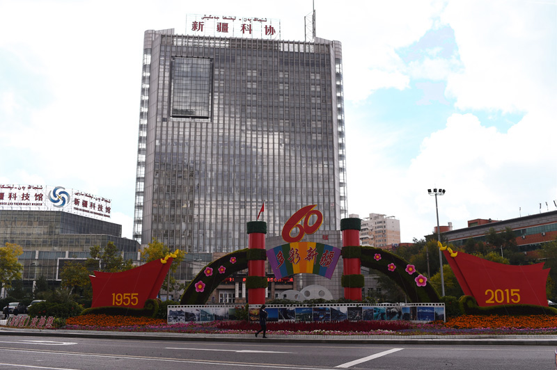 新疆科協門前的主題花壇——多彩新疆。人民網記者 於凱攝