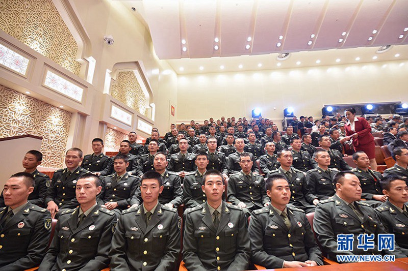 10月1日，慶祝中華人民共和國成立66周年暨新疆維吾爾自治區成立60周年大會在新疆人民會堂舉行。圖為參會的解放軍代表入座。新華網記者 郭小天 攝