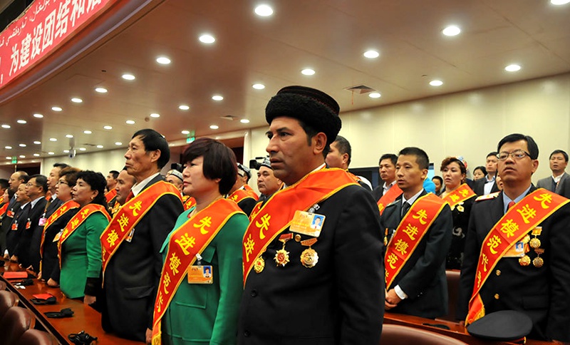 10月1日，慶祝中華人民共和國成立66周年暨新疆維吾爾自治區(qū)成立60周年大會(huì)在新疆人民會(huì)堂舉行。圖為大會(huì)現(xiàn)場(chǎng)全體起立唱國歌。新華網(wǎng)記者 王新彪 攝