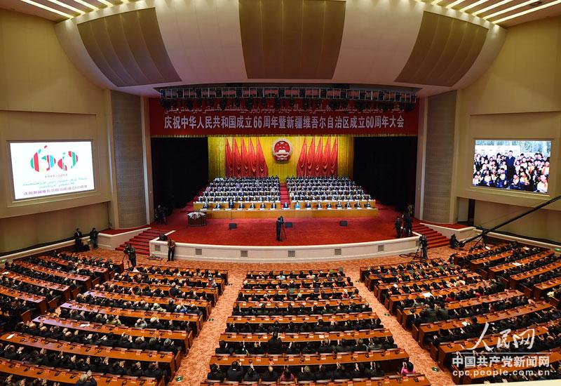 10月1日上午，新疆維吾爾自治區(qū)成立60周年慶祝大會在新疆人民會堂舉行，圖為慶祝大會現(xiàn)場。人民網(wǎng)記者 於凱攝